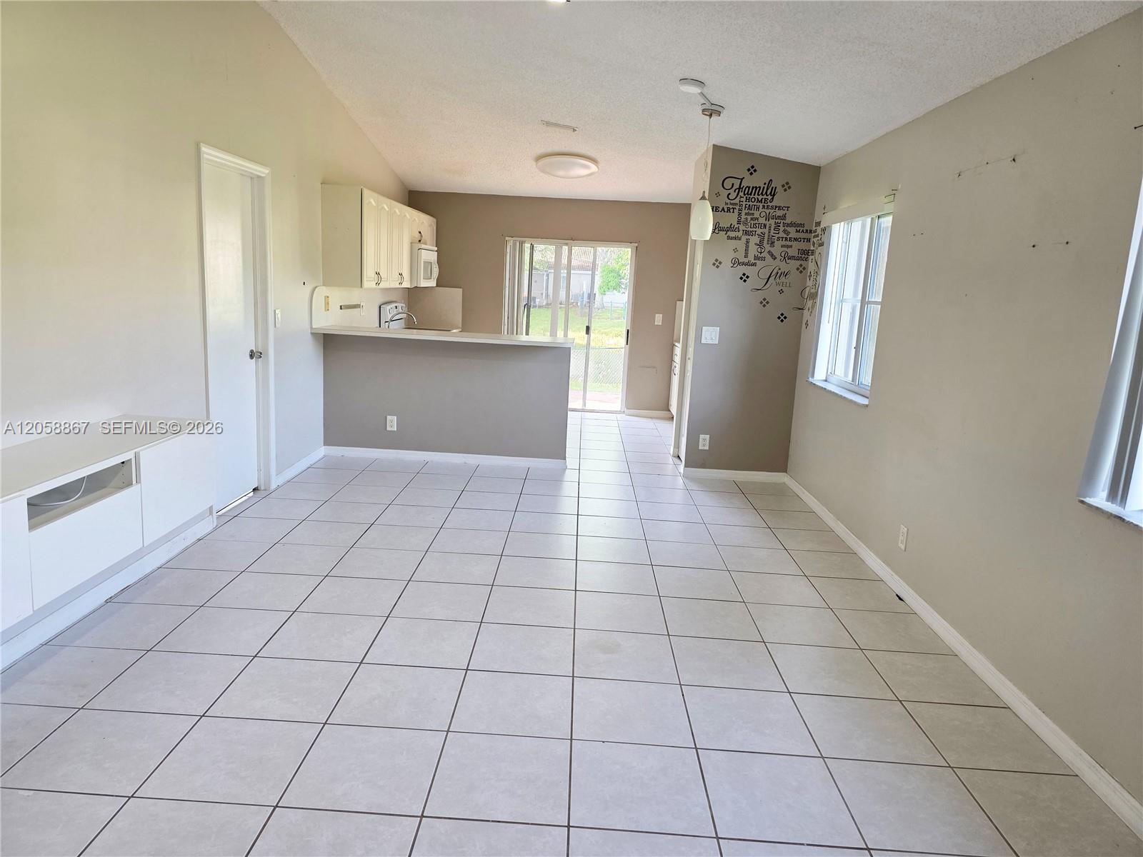 See details 11273 3 / 2 1136 sq. ft. $ 2026-07-23 0 Photo