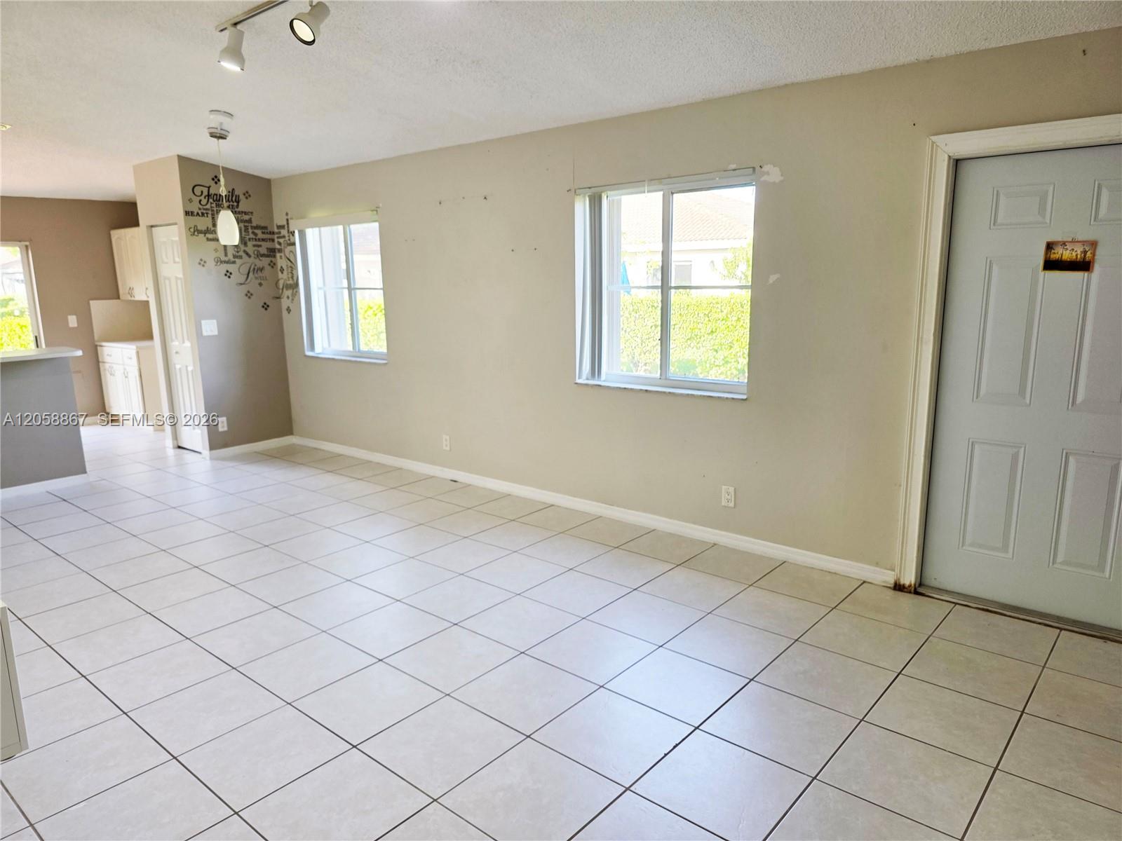 See details 11273 3 / 2 1136 sq. ft. $ 2026-07-23 0 Photo