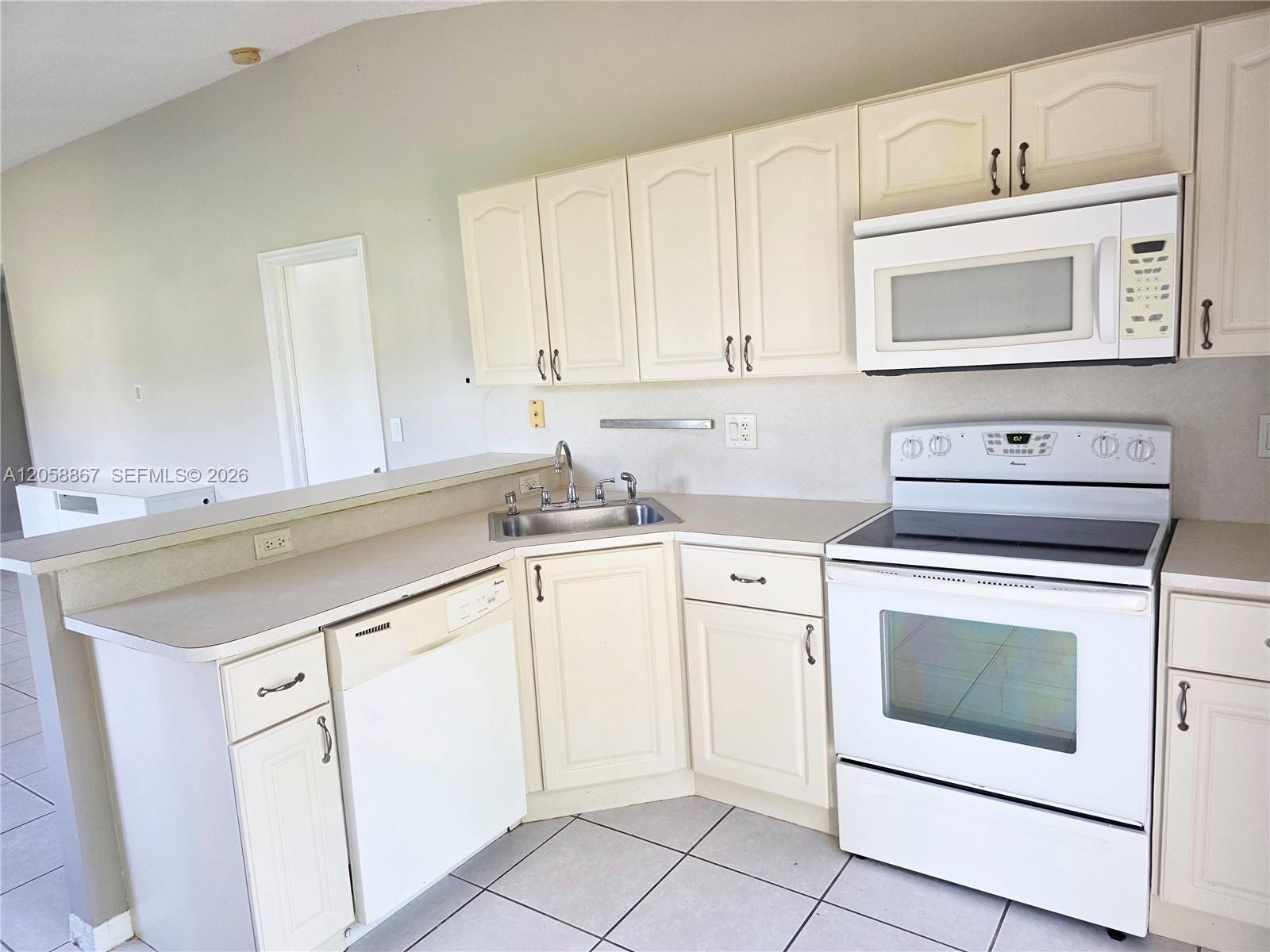 See details 11273 3 / 2 1136 sq. ft. $ 2026-07-23 0 Photo