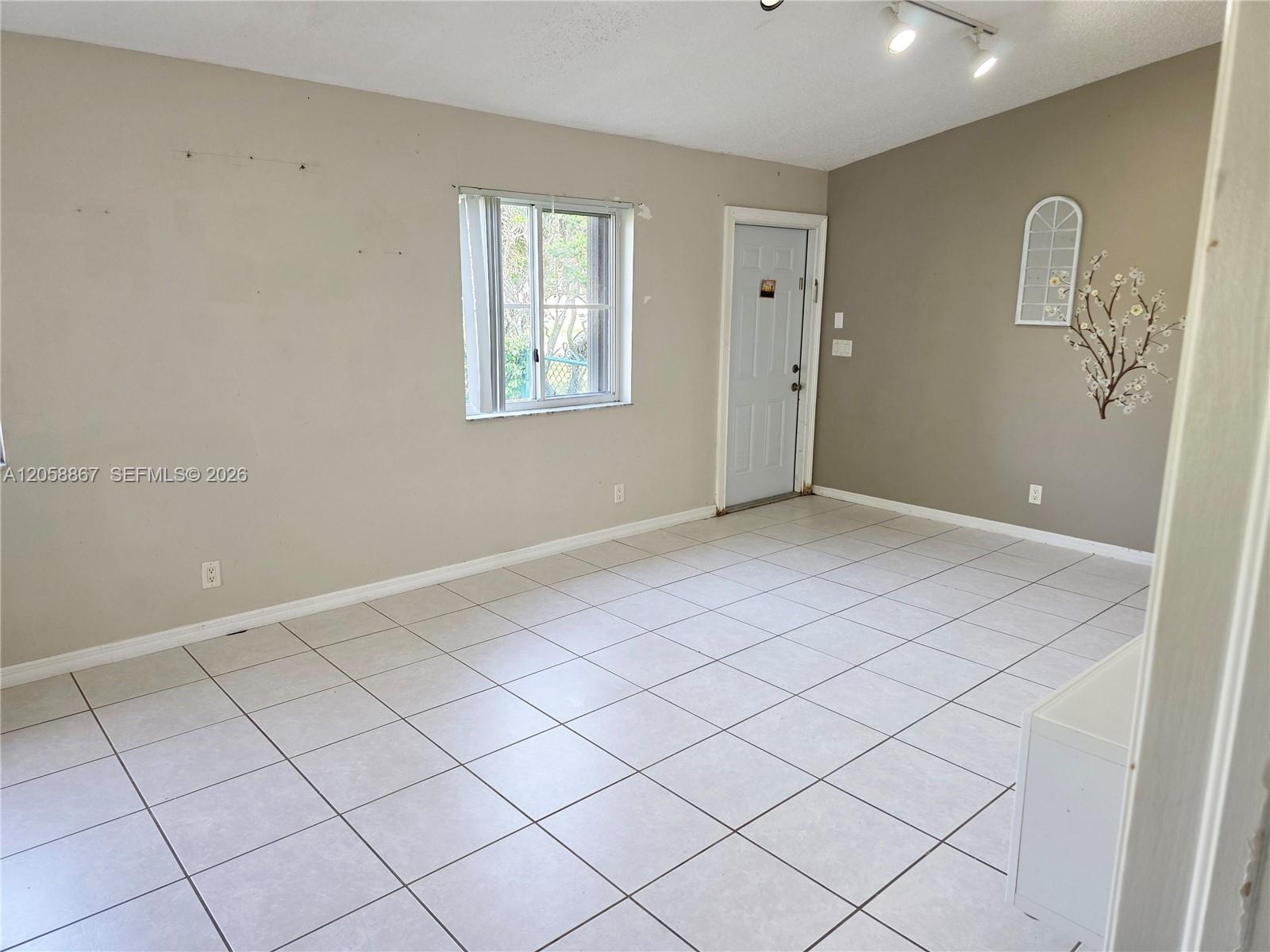 See details 11273 3 / 2 1136 sq. ft. $ 2026-07-23 0 Photo