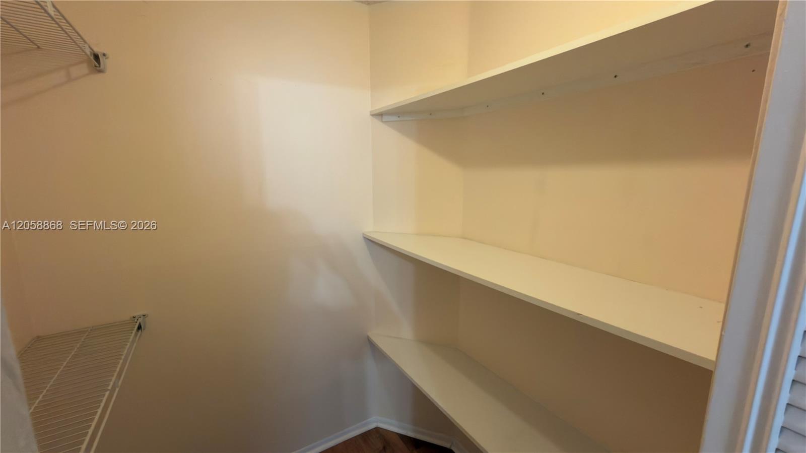 Ver detalles 310 1 / 1 705 sq. ft. $ 2026-07-23 0 foto
