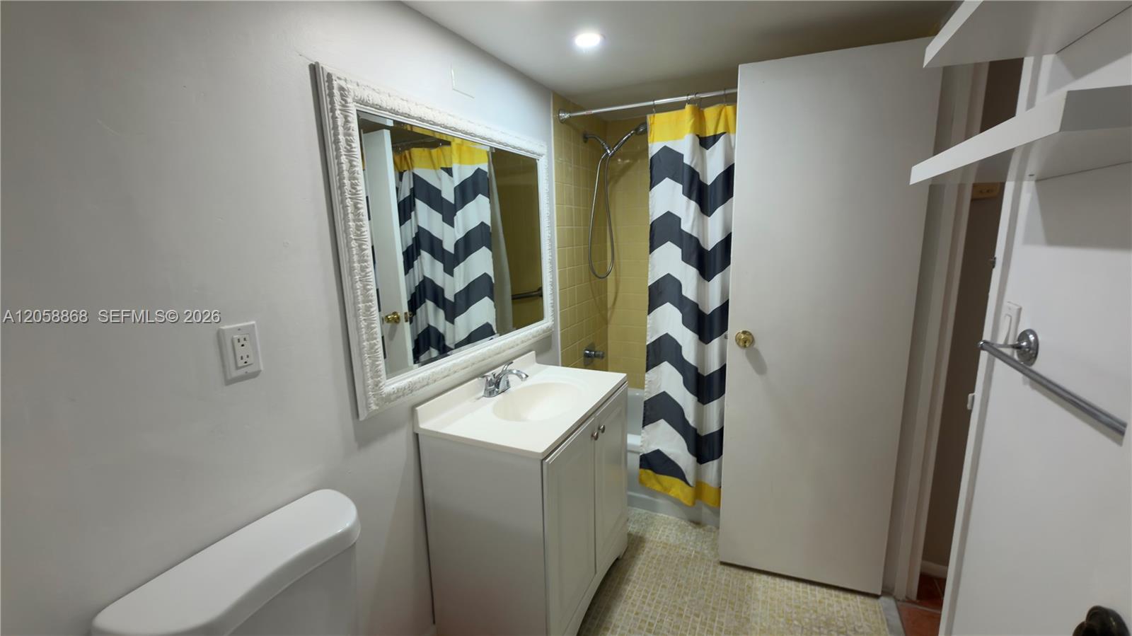 Ver detalles 310 1 / 1 705 sq. ft. $ 2026-07-23 0 foto