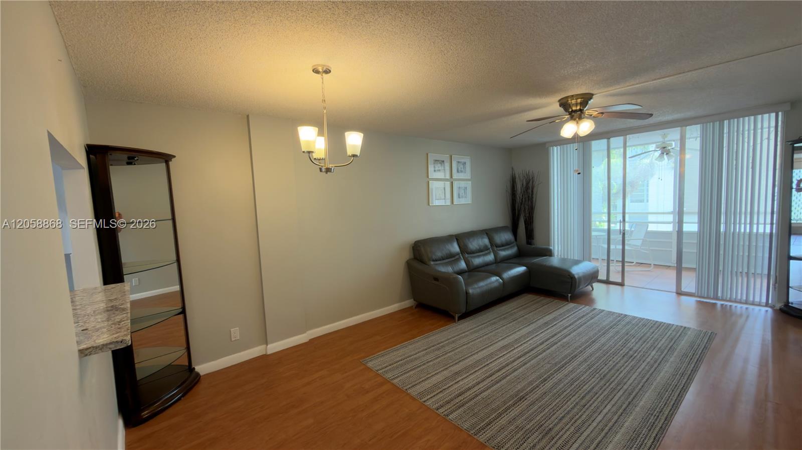 Ver detalles 310 1 / 1 705 sq. ft. $ 2026-07-23 0 foto