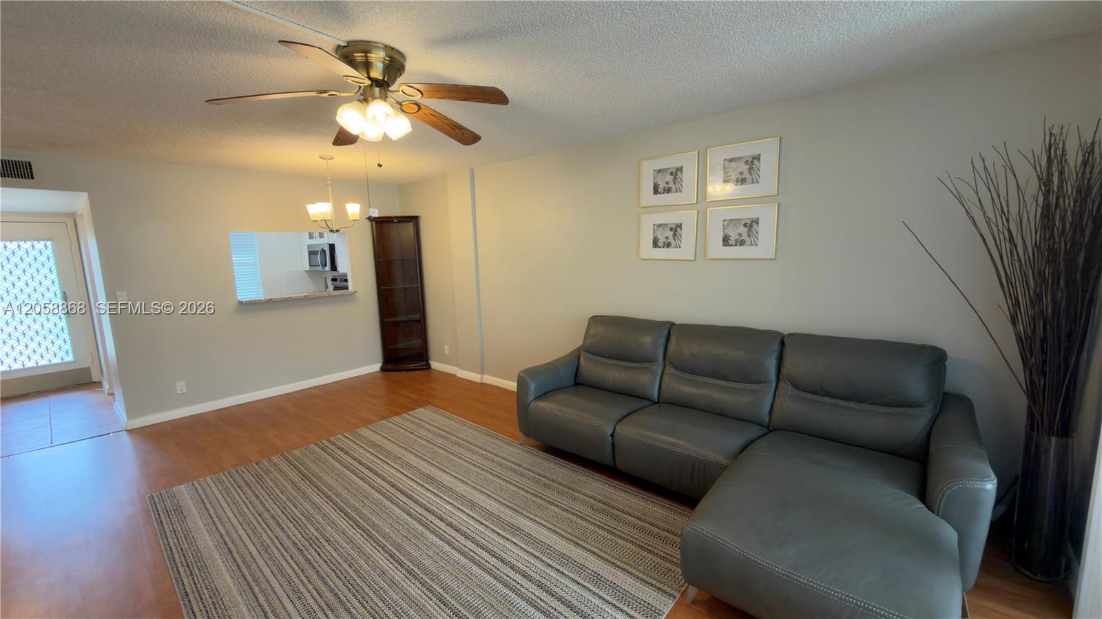 Ver detalles 310 1 / 1 705 sq. ft. $ 2026-07-23 0 foto