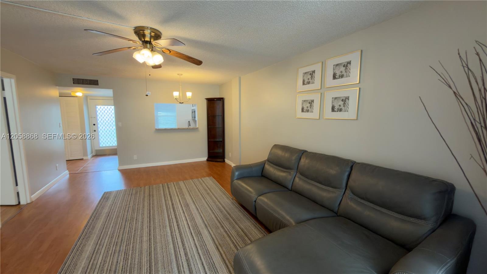 Ver detalles 310 1 / 1 705 sq. ft. $ 2026-07-23 0 foto