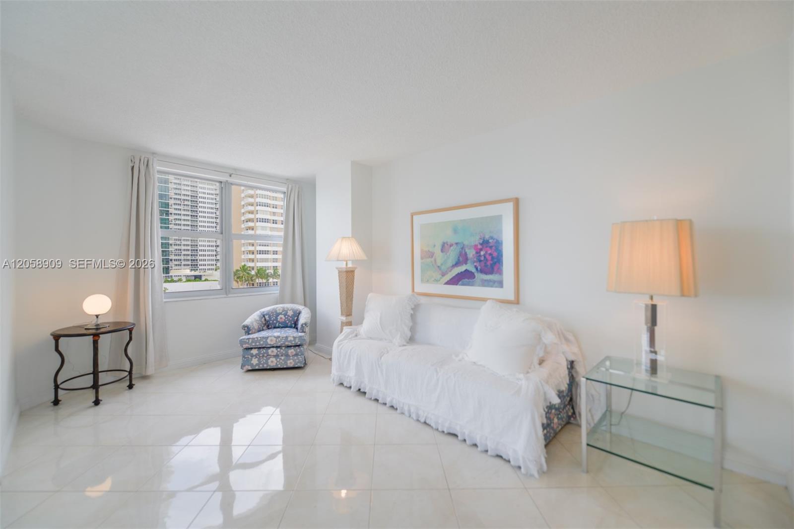 Ver detalles 5Q 3 / 3 1740 sq. ft. $ 2026-07-23 0 foto