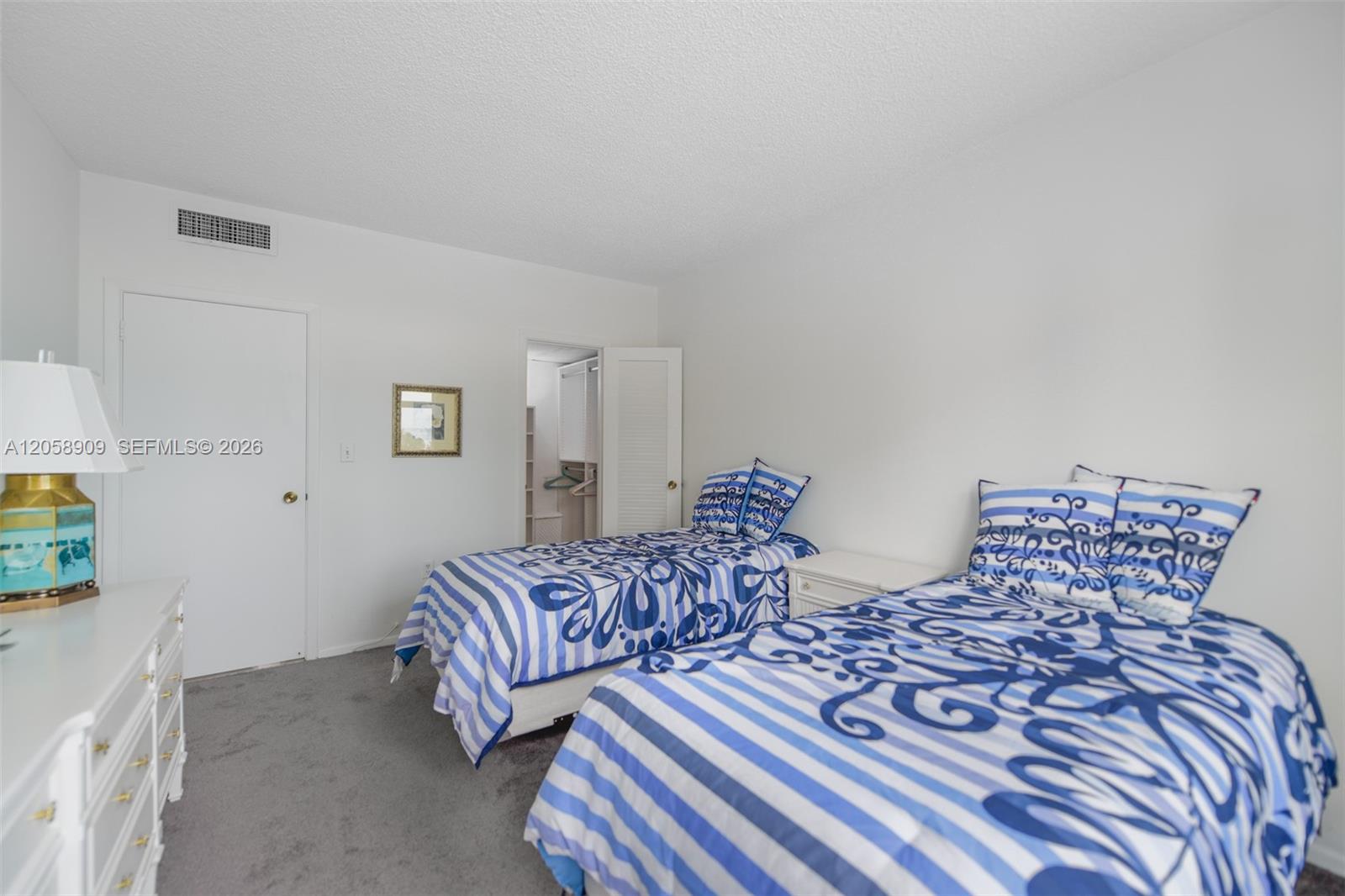 Ver detalles 5Q 3 / 3 1740 sq. ft. $ 2026-07-23 0 foto