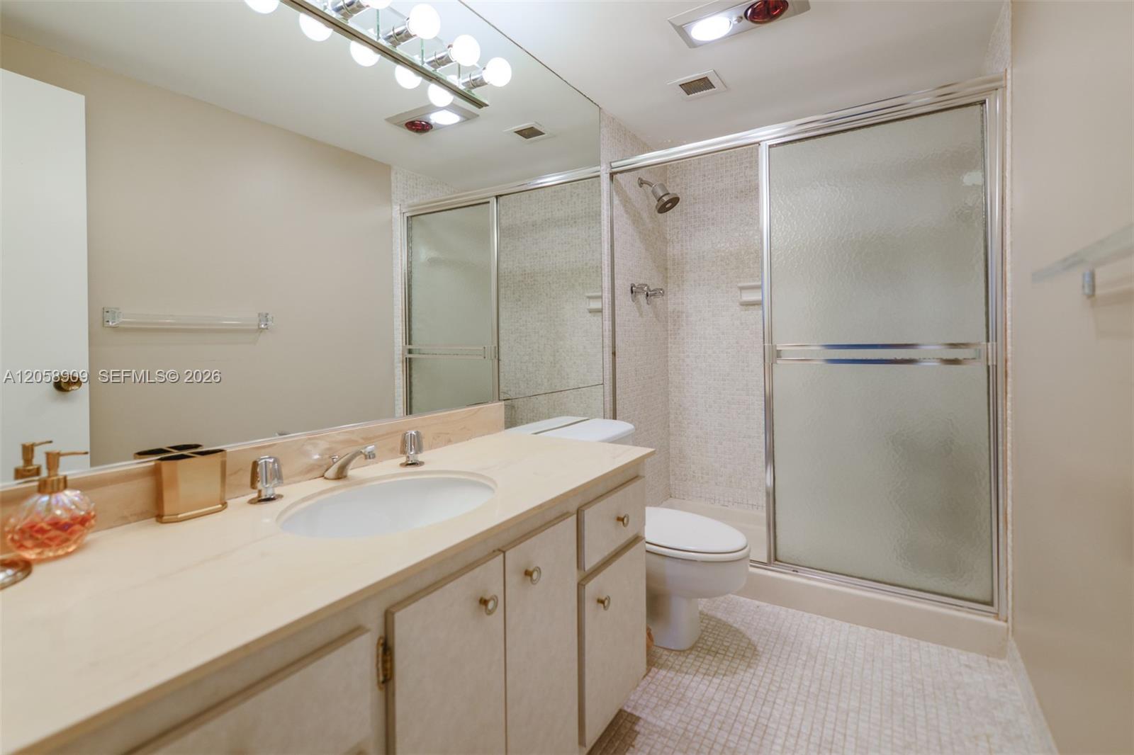 Ver detalles 5Q 3 / 3 1740 sq. ft. $ 2026-07-23 0 foto