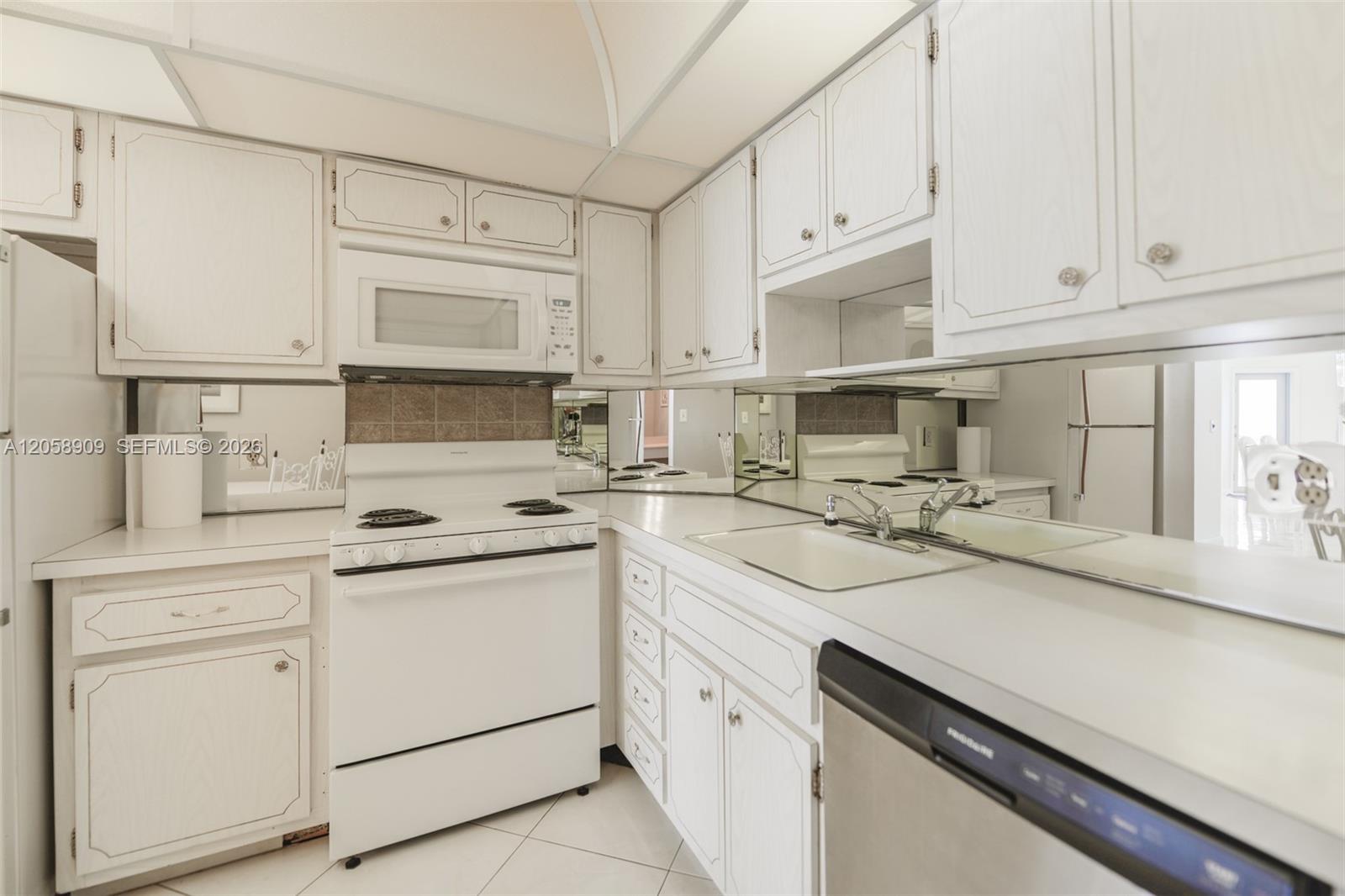Ver detalles 5Q 3 / 3 1740 sq. ft. $ 2026-07-23 0 foto
