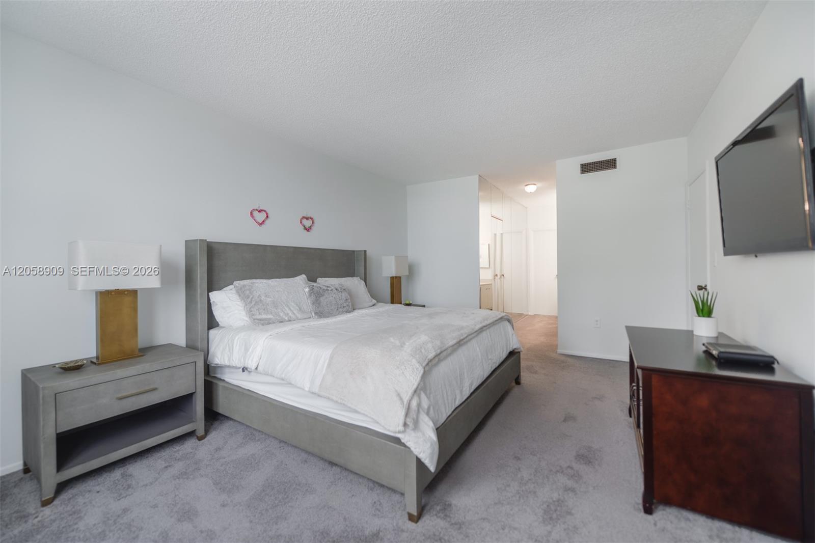 Ver detalles 5Q 3 / 3 1740 sq. ft. $ 2026-07-23 0 foto