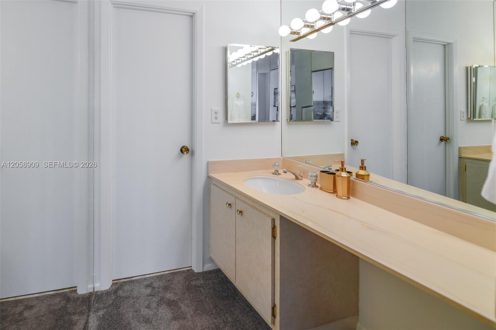 Ver detalles 5Q 3 / 3 1740 sq. ft. $ 2026-07-23 0 foto