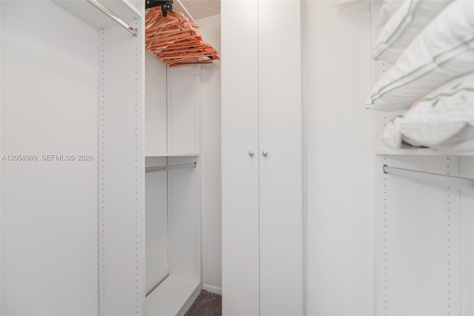 Ver detalles 5Q 3 / 3 1740 sq. ft. $ 2026-07-23 0 foto