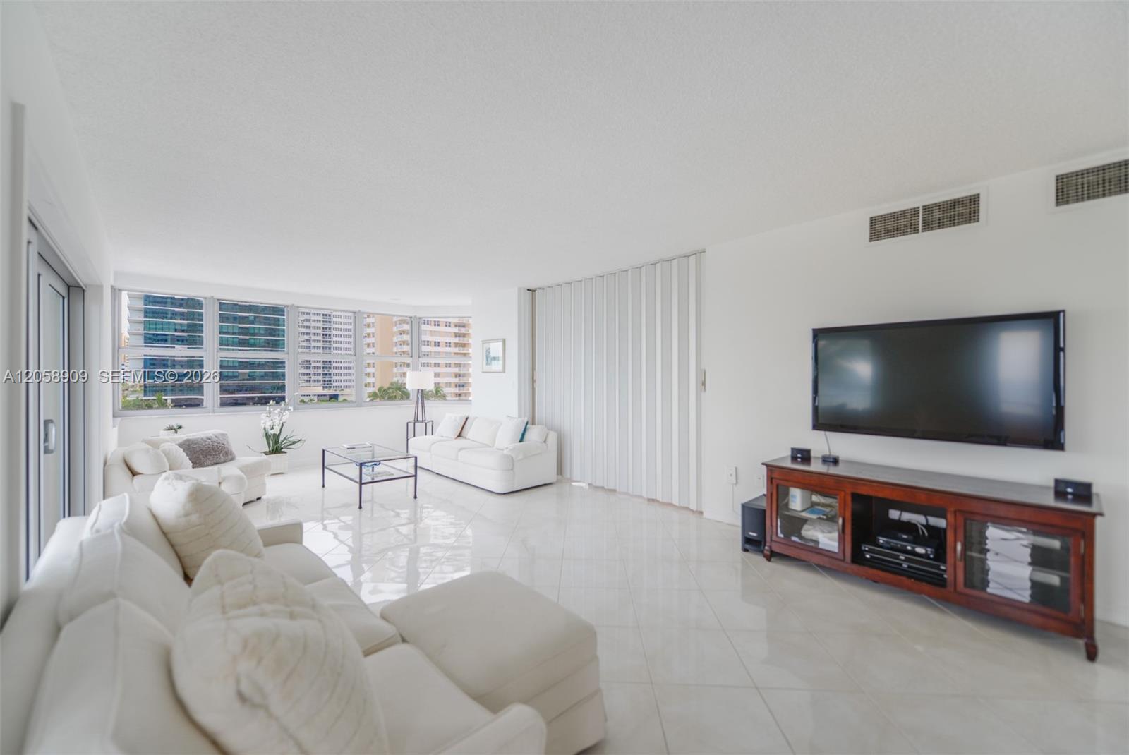 Ver detalles 5Q 3 / 3 1740 sq. ft. $ 2026-07-23 0 foto