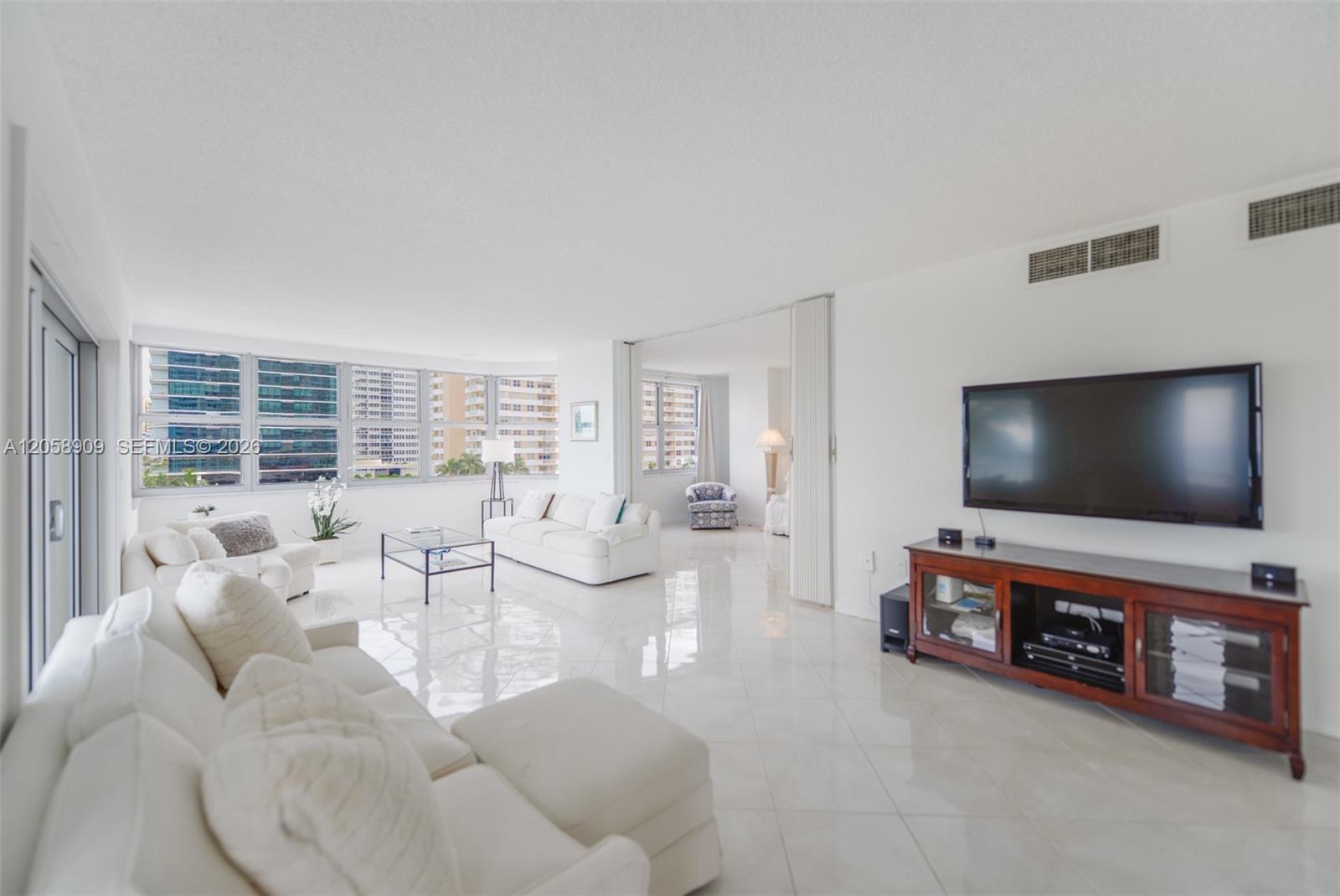 Ver detalles 5Q 3 / 3 1740 sq. ft. $ 2026-07-23 0 foto