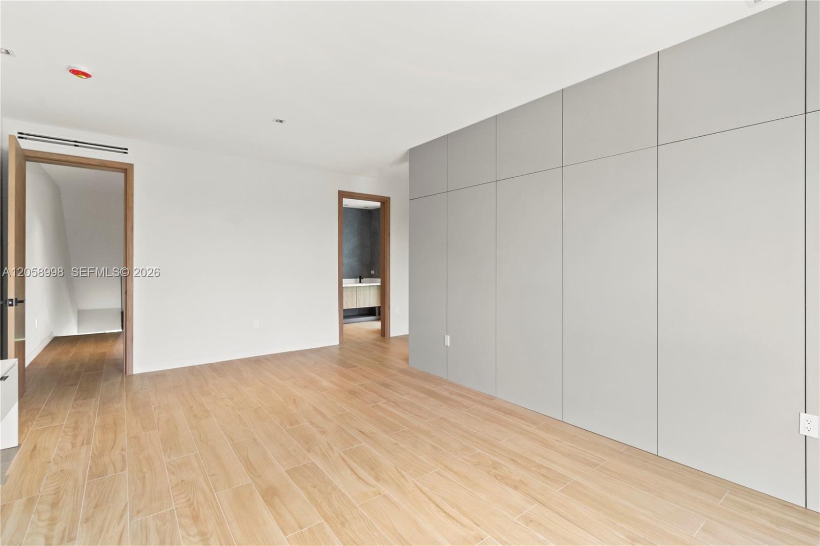   /  5572 sq. ft. $ 2026-07-23 0 foto
