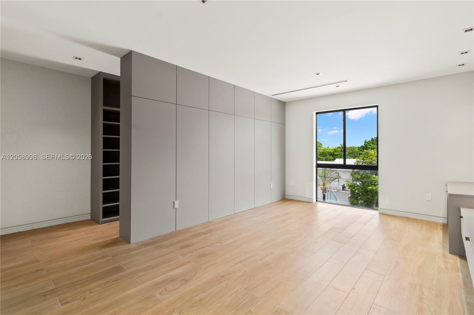   /  5572 sq. ft. $ 2026-07-23 0 foto
