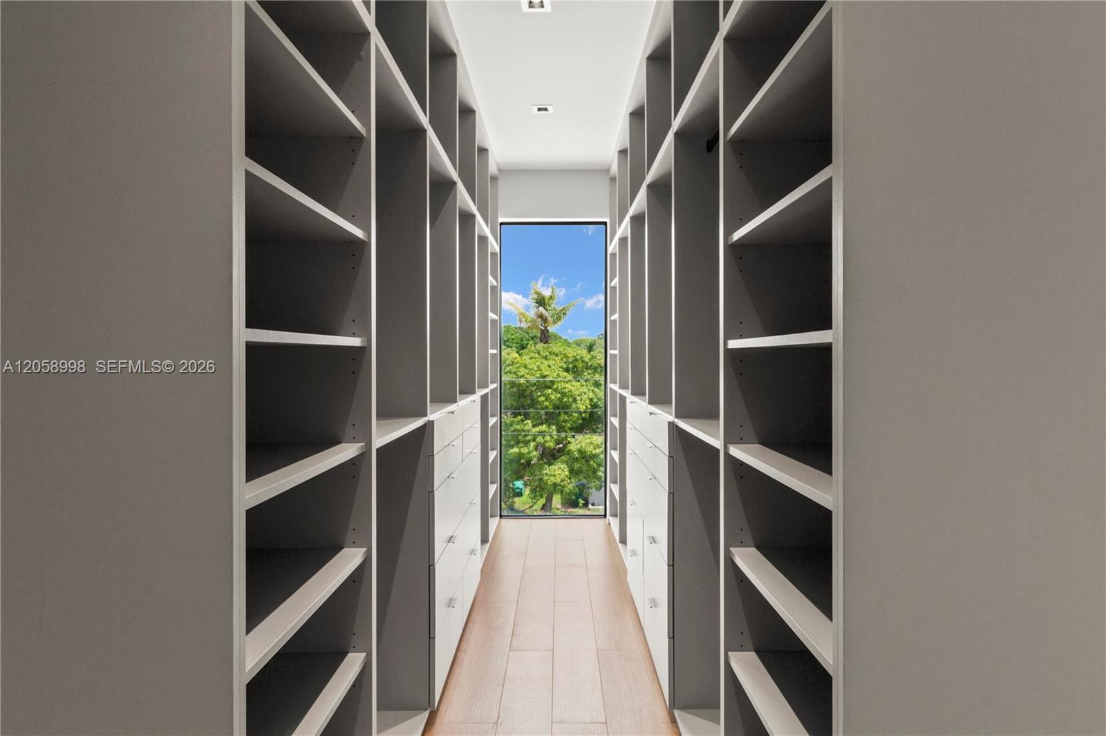   /  5572 sq. ft. $ 2026-07-23 0 foto
