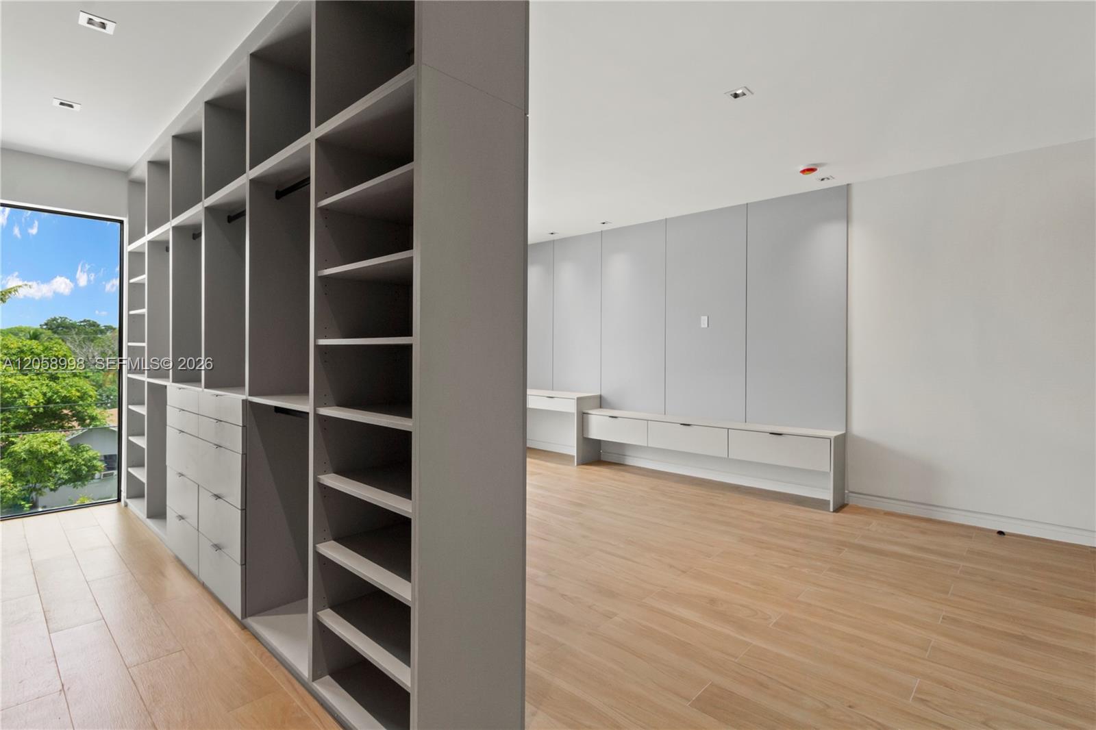   /  5572 sq. ft. $ 2026-07-23 0 foto