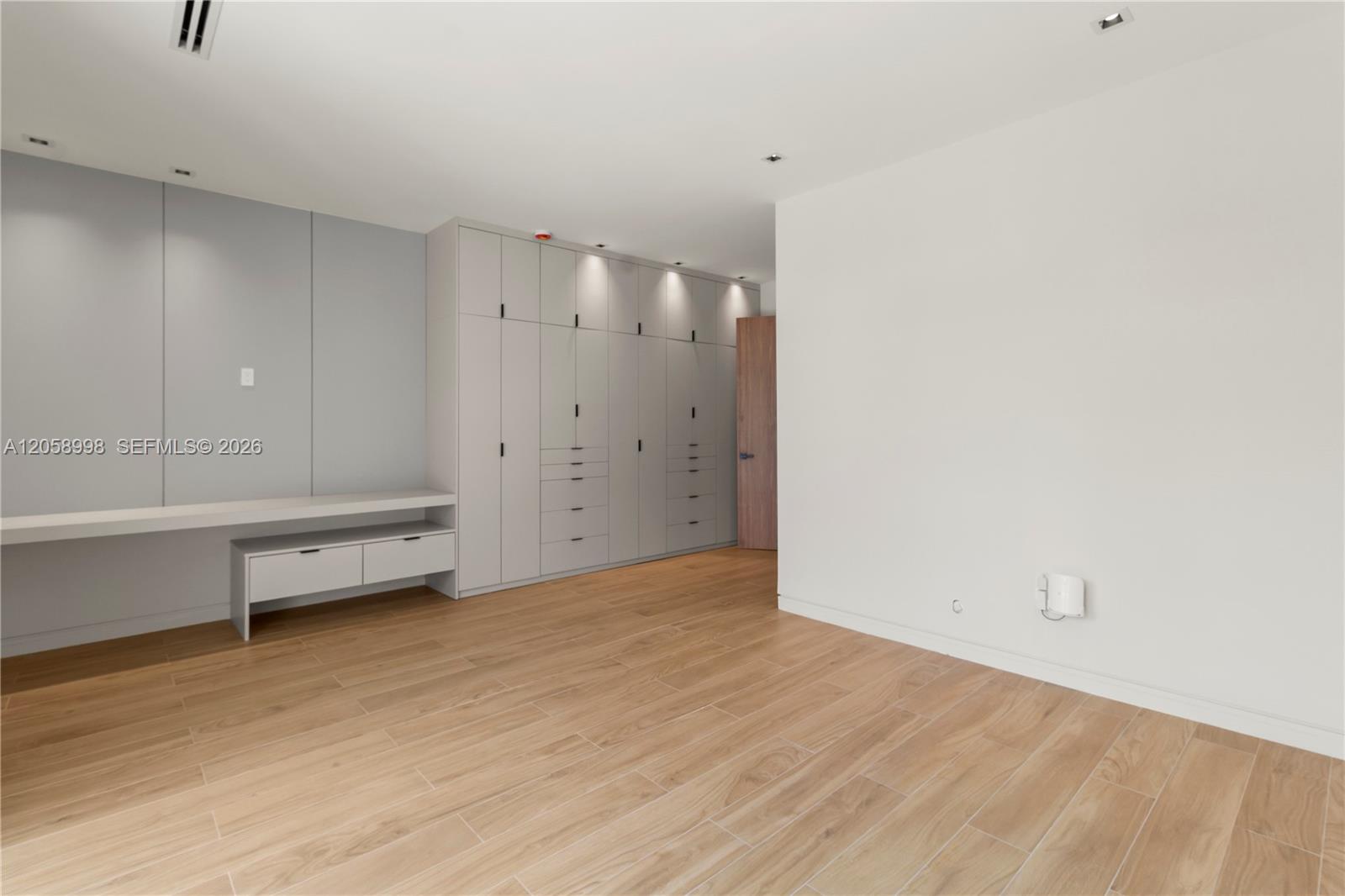   /  5572 sq. ft. $ 2026-07-23 0 foto