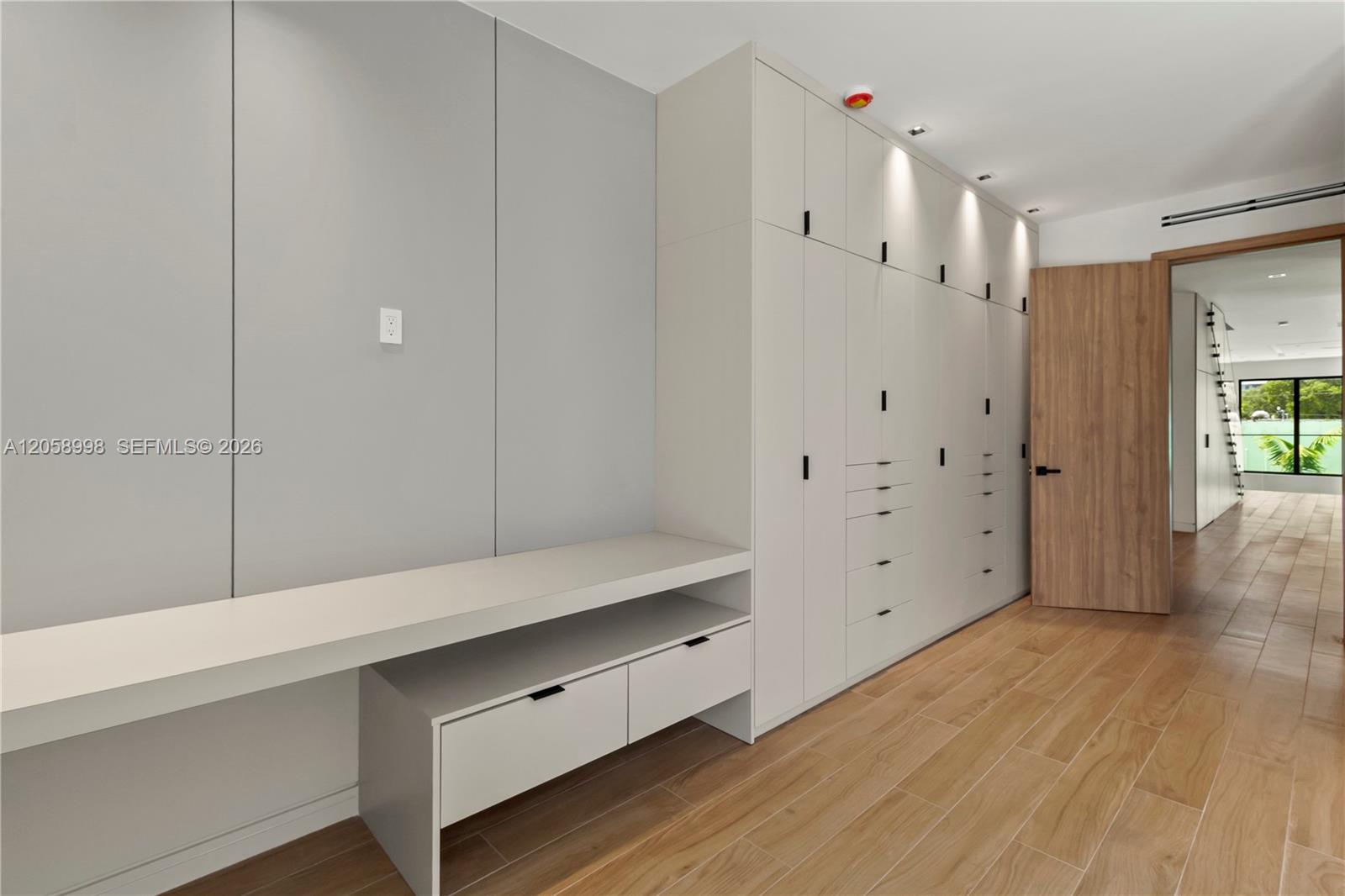   /  5572 sq. ft. $ 2026-07-23 0 foto