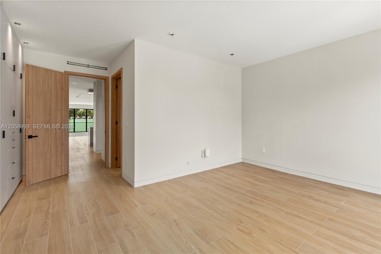   /  5572 sq. ft. $ 2026-07-23 0 foto