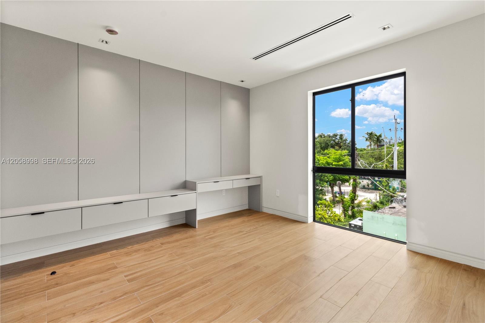   /  5572 sq. ft. $ 2026-07-23 0 foto
