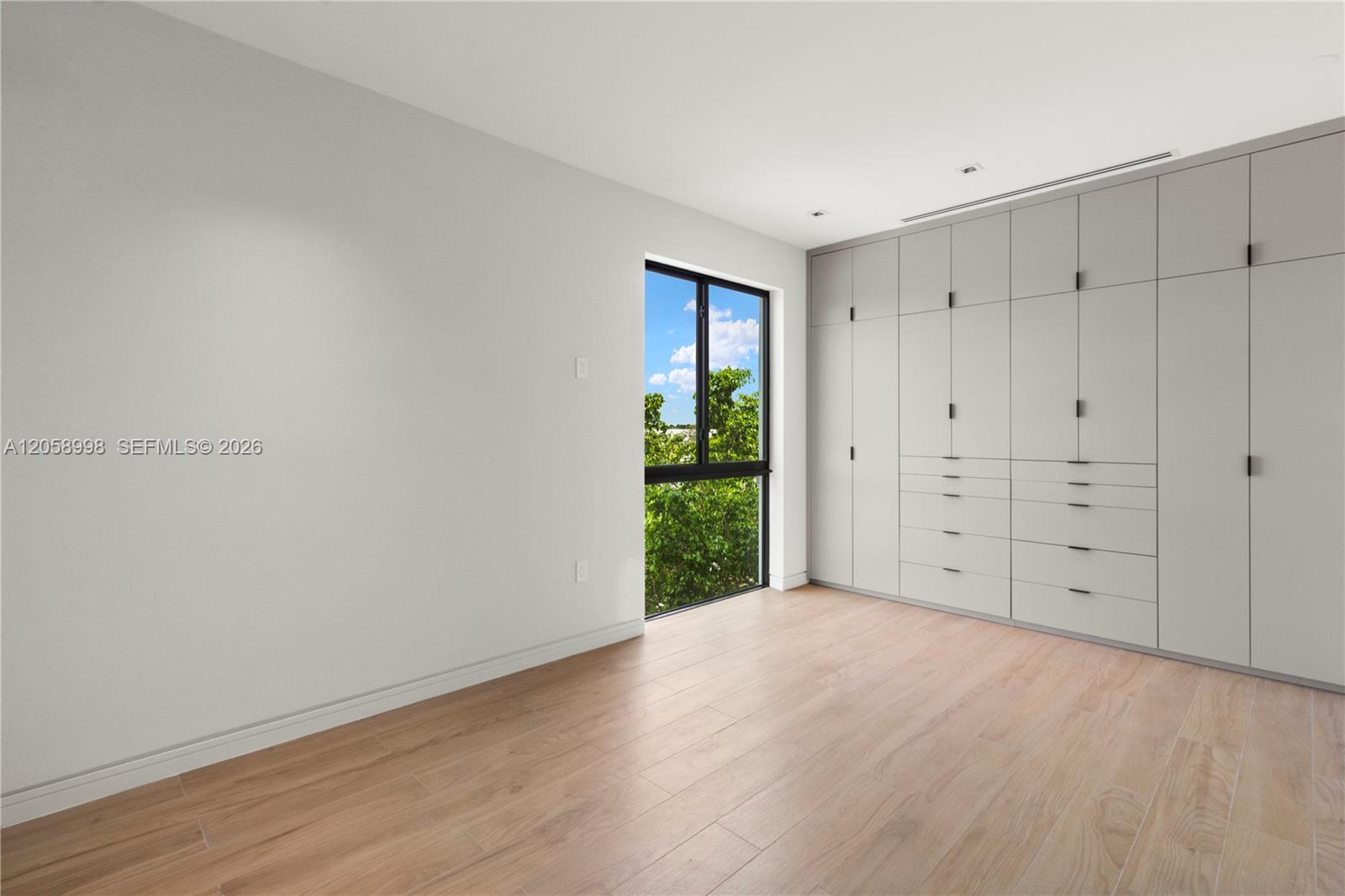   /  5572 sq. ft. $ 2026-07-23 0 foto