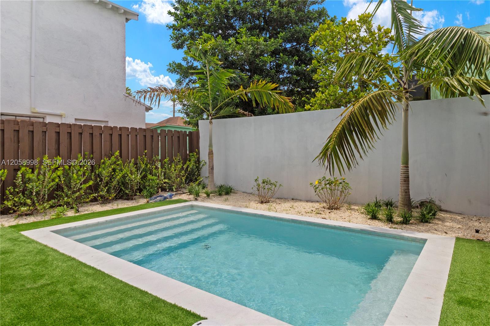   /  5572 sq. ft. $ 2026-07-23 0 foto