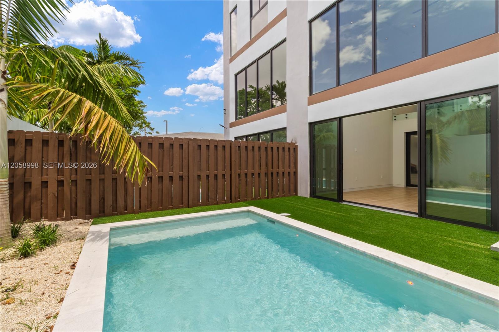   /  5572 sq. ft. $ 2026-07-23 0 foto