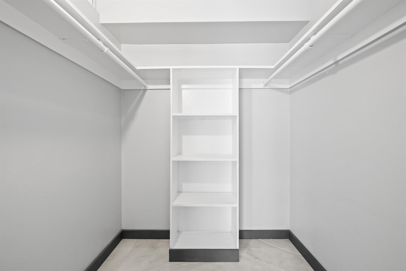 Ver detalles 1-2 / 0 1836 sq. ft. $ 2026-07-25 0 foto