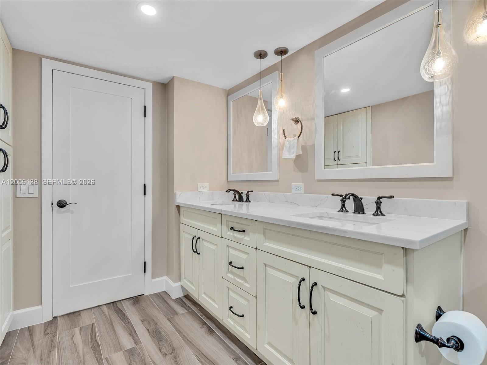 Photo of 1201 Ocean Dr  #802S, Hollywood, Florida, 33019 - Master bathroom