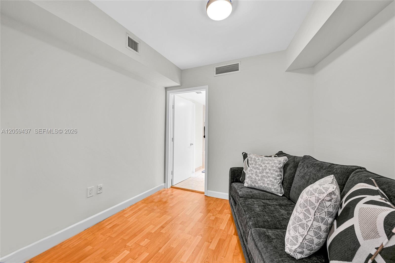 Ver detalles 2709 2 / 1 1086 sq. ft. $ 2026-07-24 0 foto