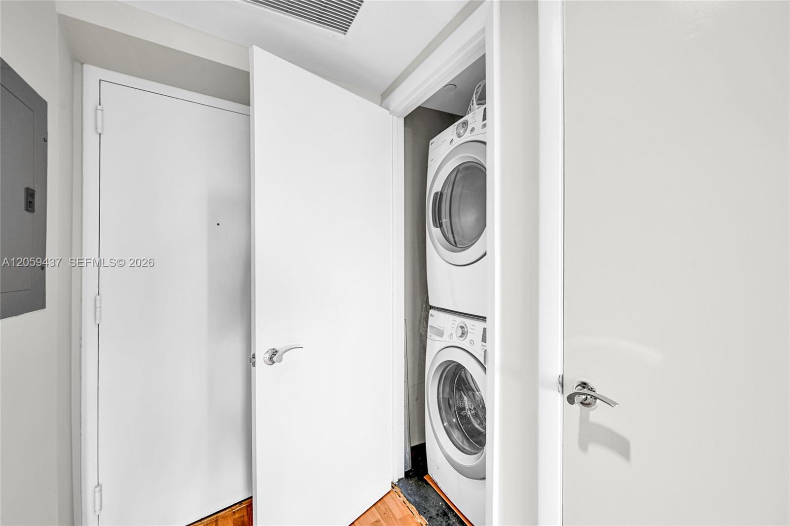 Ver detalles 2709 2 / 1 1086 sq. ft. $ 2026-07-24 0 foto