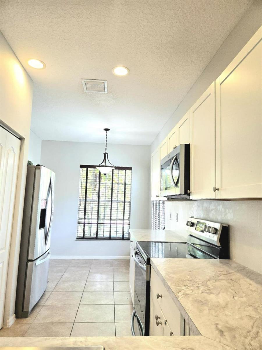 9658 3 / 2 1761 sq. ft. $ 2026-07-26 0 foto