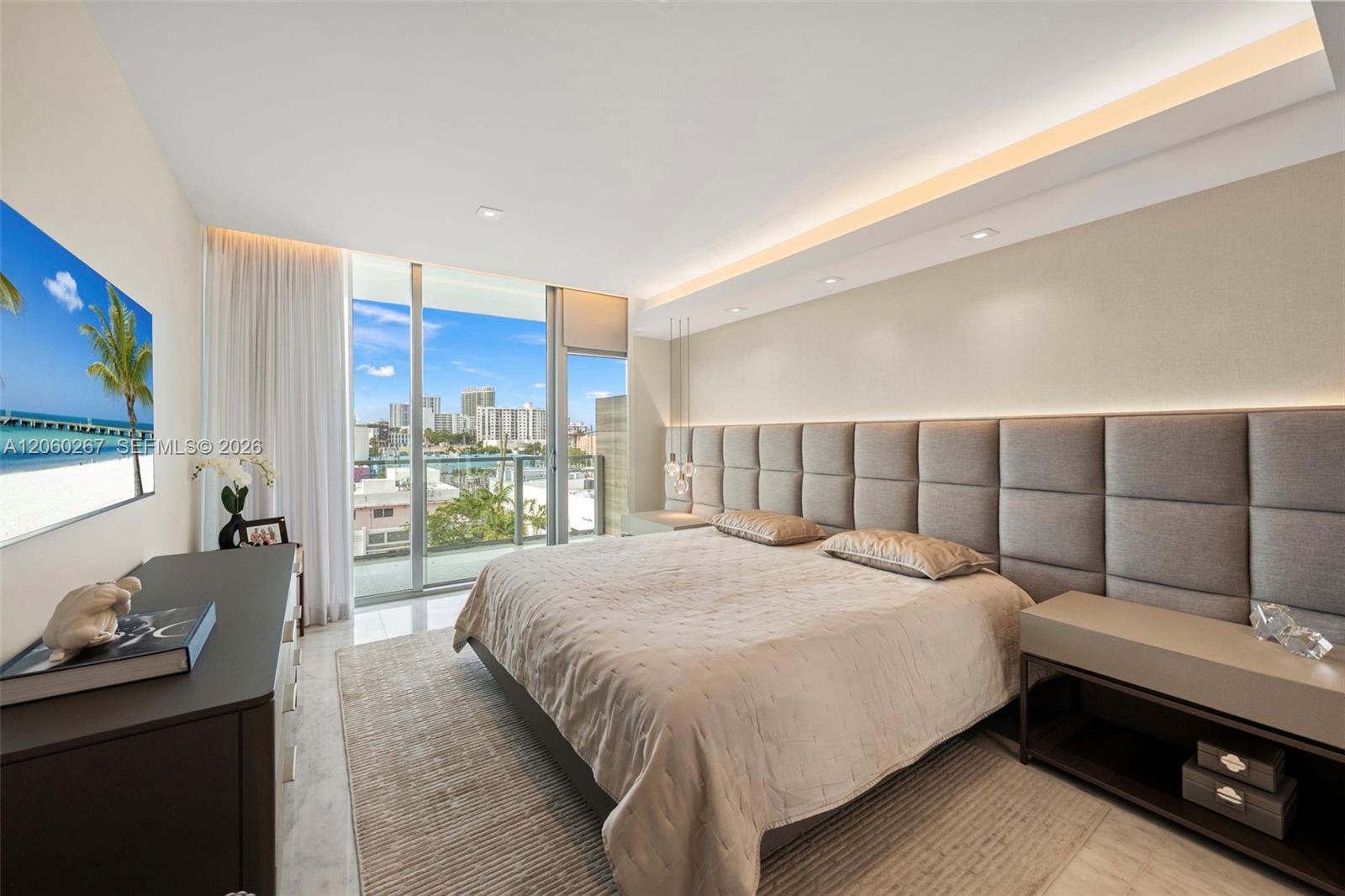 Ver detalles PH06 3 / 3 2734 sq. ft. $ 2026-07-27 0 foto