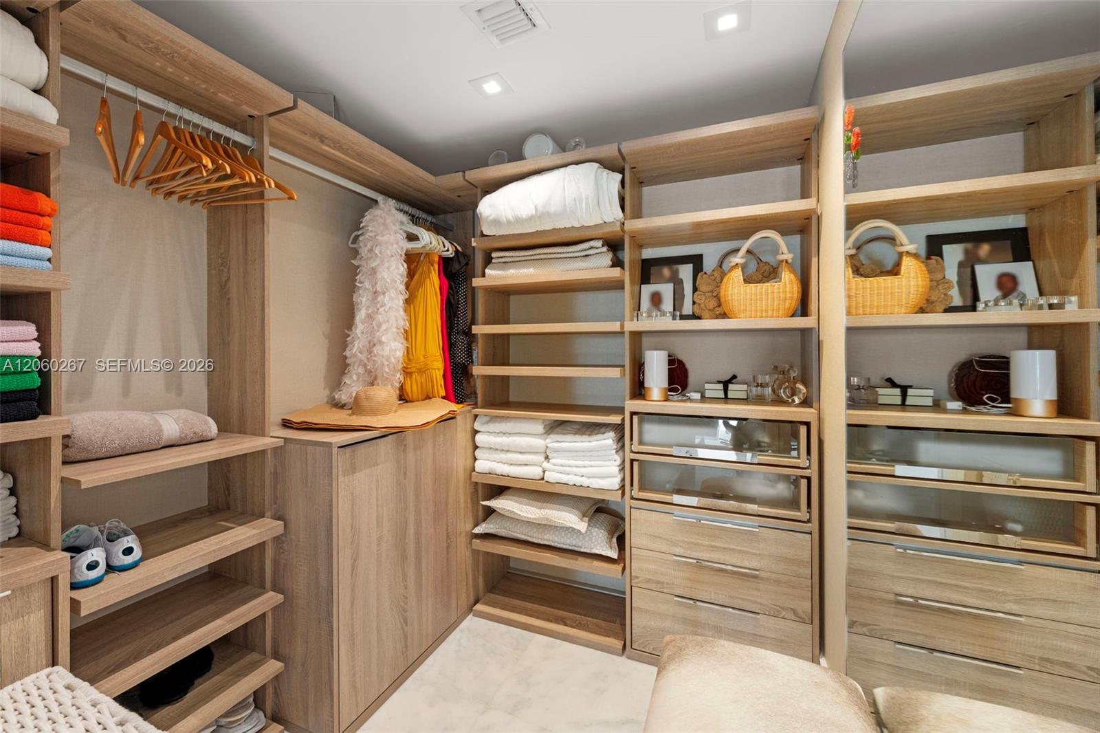 Ver detalles PH06 3 / 3 2734 sq. ft. $ 2026-07-27 0 foto