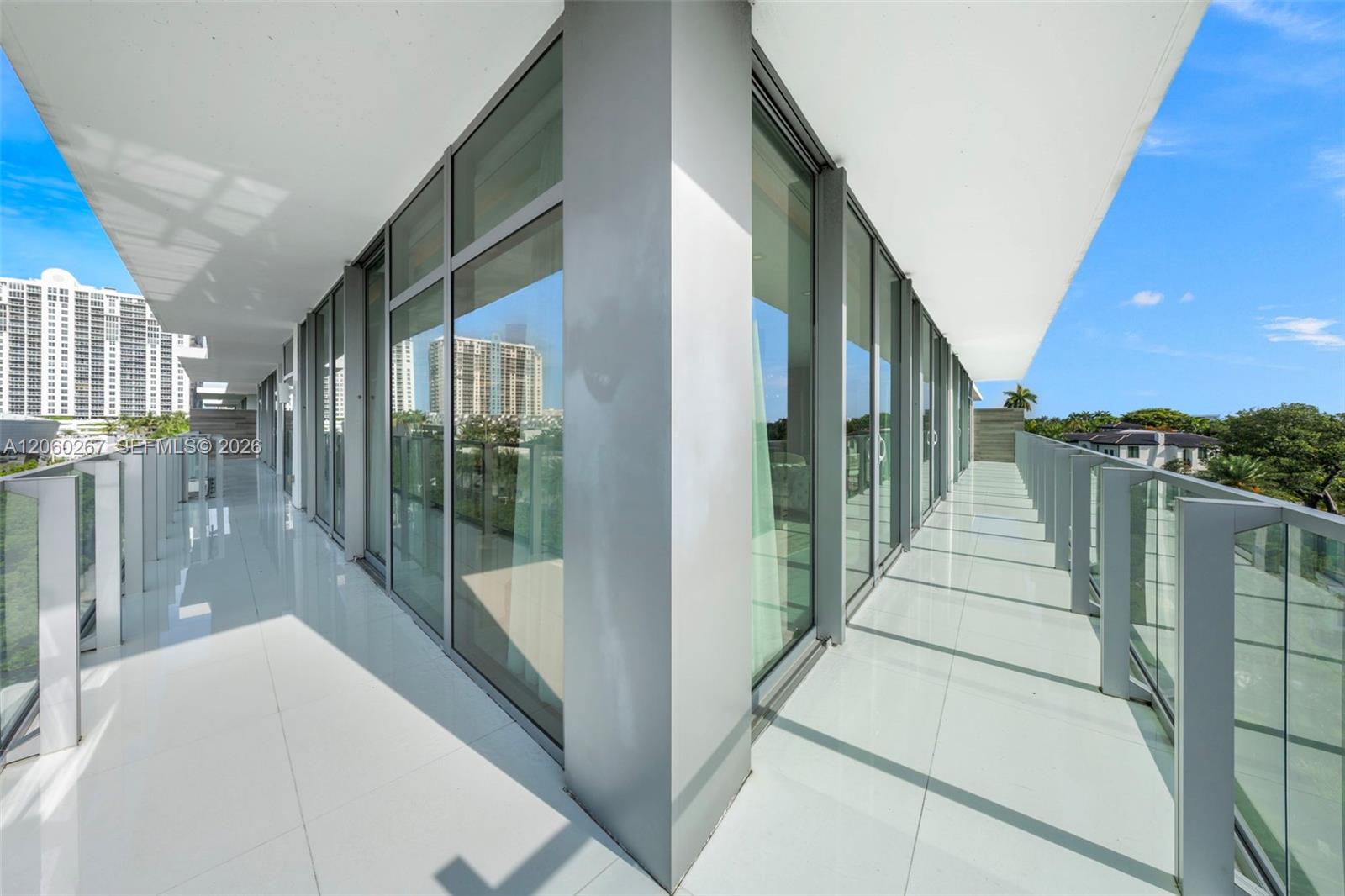 Ver detalles PH06 3 / 3 2734 sq. ft. $ 2026-07-27 0 foto