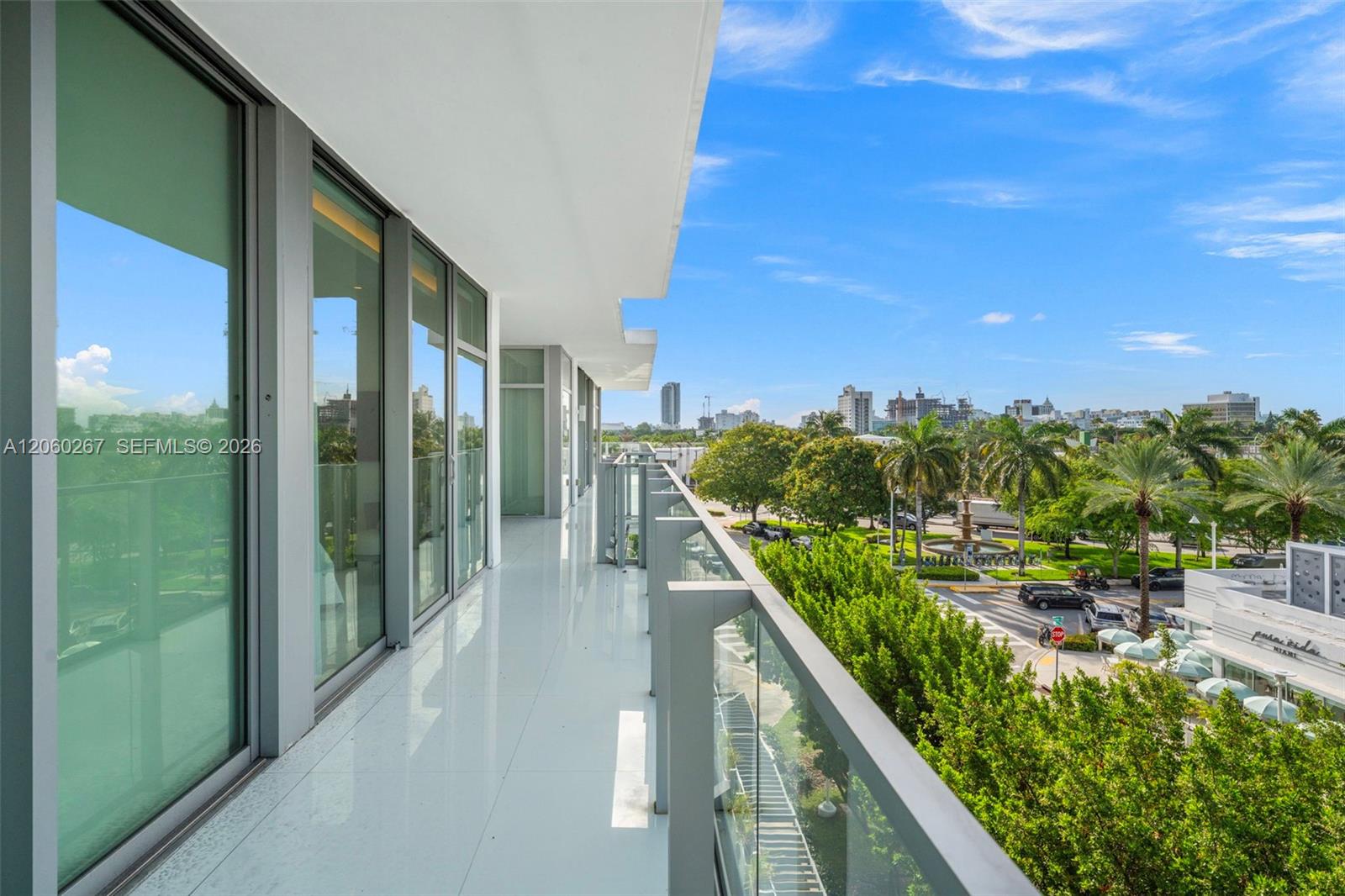 Ver detalles PH06 3 / 3 2734 sq. ft. $ 2026-07-27 0 foto