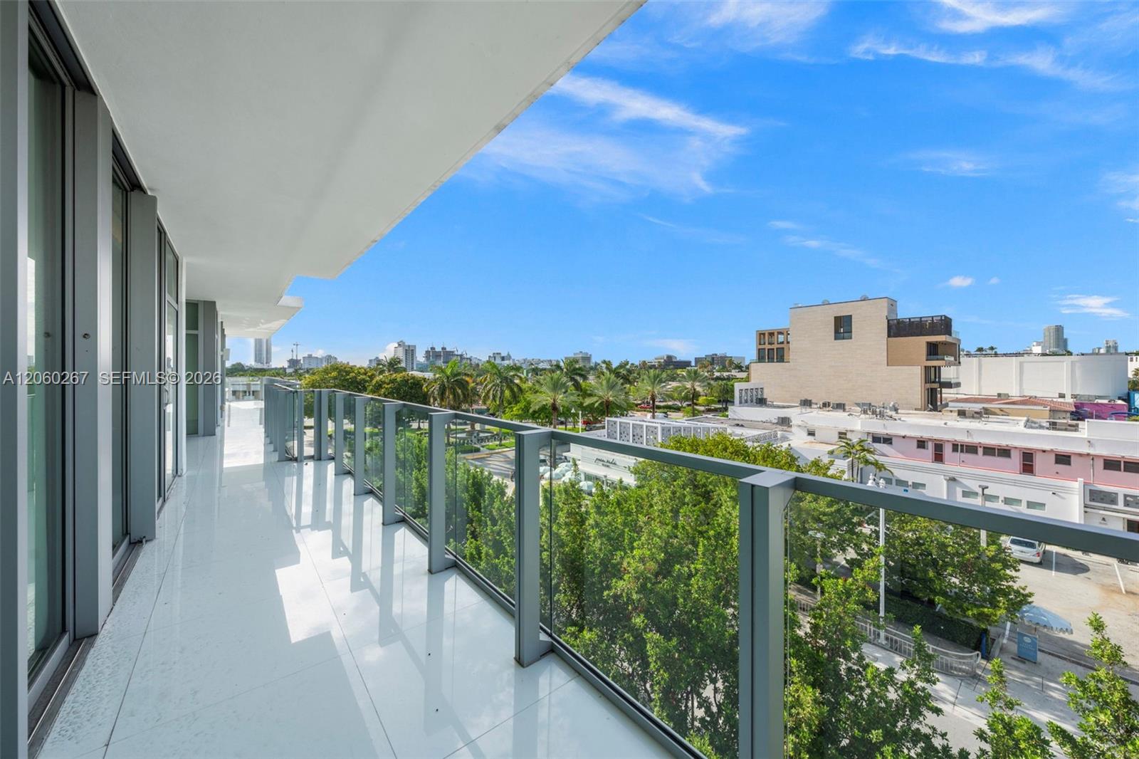 Ver detalles PH06 3 / 3 2734 sq. ft. $ 2026-07-27 0 foto