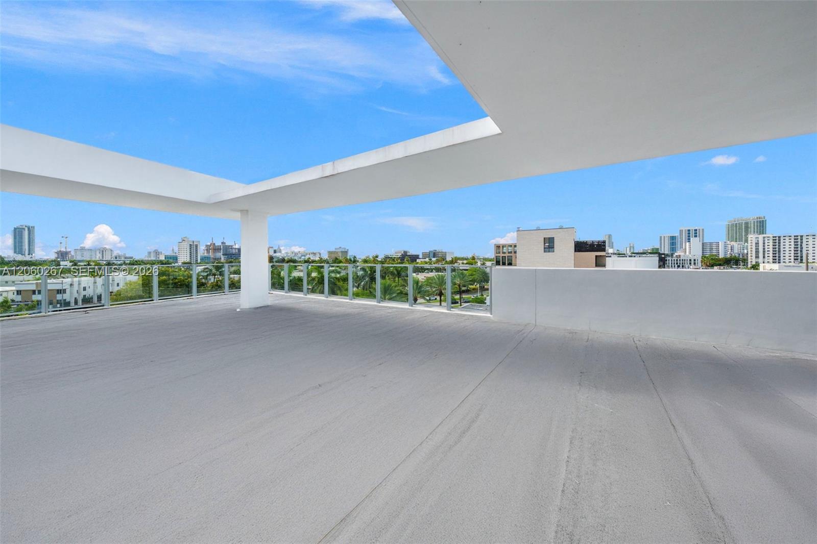 Ver detalles PH06 3 / 3 2734 sq. ft. $ 2026-07-27 0 foto