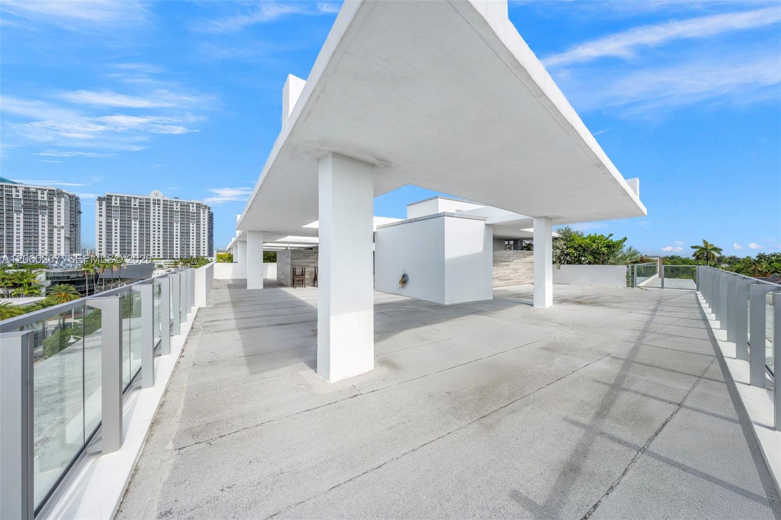 Ver detalles PH06 3 / 3 2734 sq. ft. $ 2026-07-27 0 foto