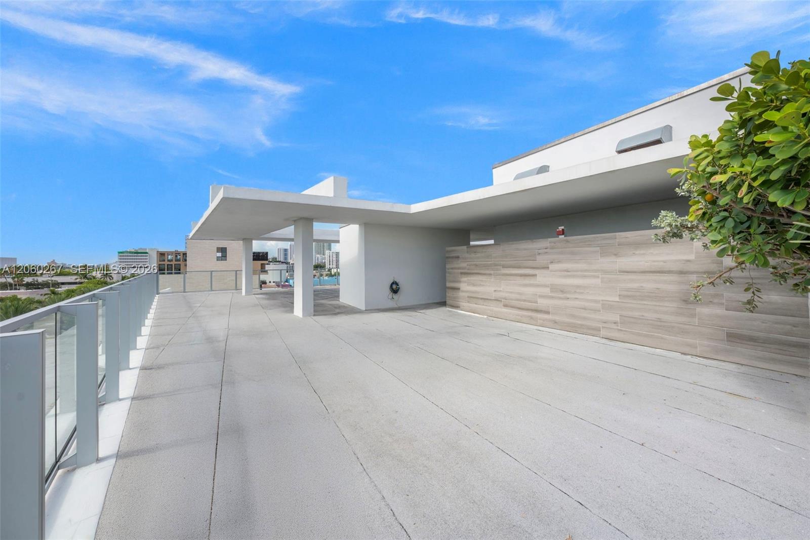 Ver detalles PH06 3 / 3 2734 sq. ft. $ 2026-07-27 0 foto