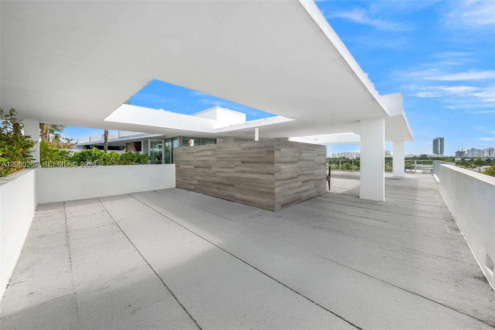 Ver detalles PH06 3 / 3 2734 sq. ft. $ 2026-07-27 0 foto