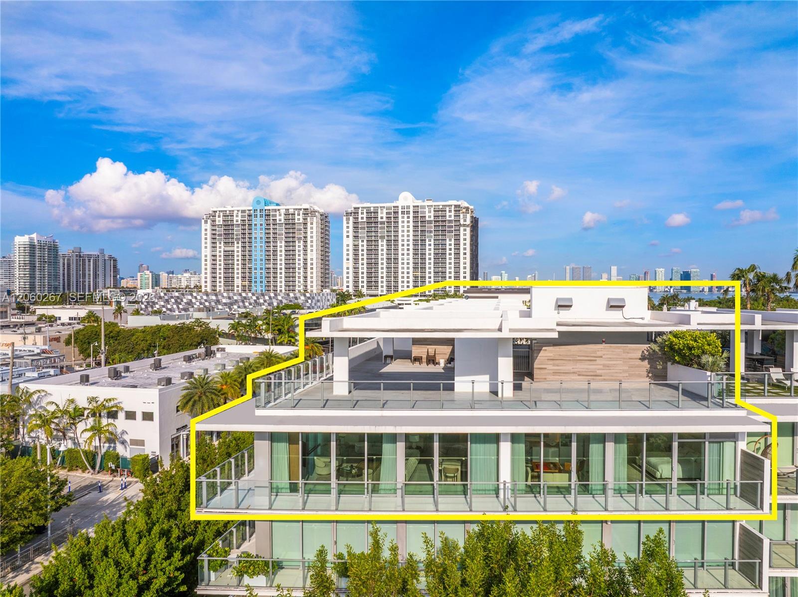 Ver detalles PH06 3 / 3 2734 sq. ft. $ 2026-07-27 0 foto
