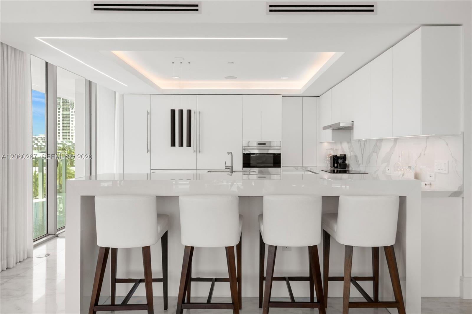 Ver detalles PH06 3 / 3 2734 sq. ft. $ 2026-07-27 0 foto