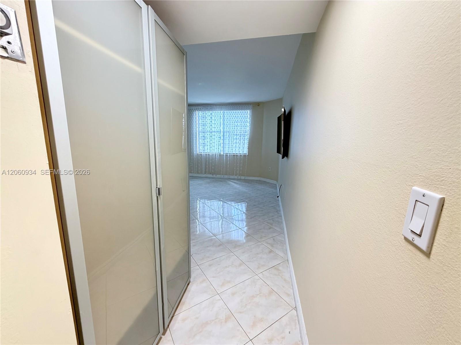 See details 6N 1 / 2 870 sq. ft. $ 2026-07-28 0 Photo