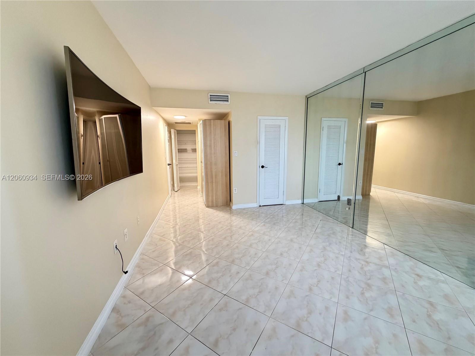 See details 6N 1 / 2 870 sq. ft. $ 2026-07-28 0 Photo