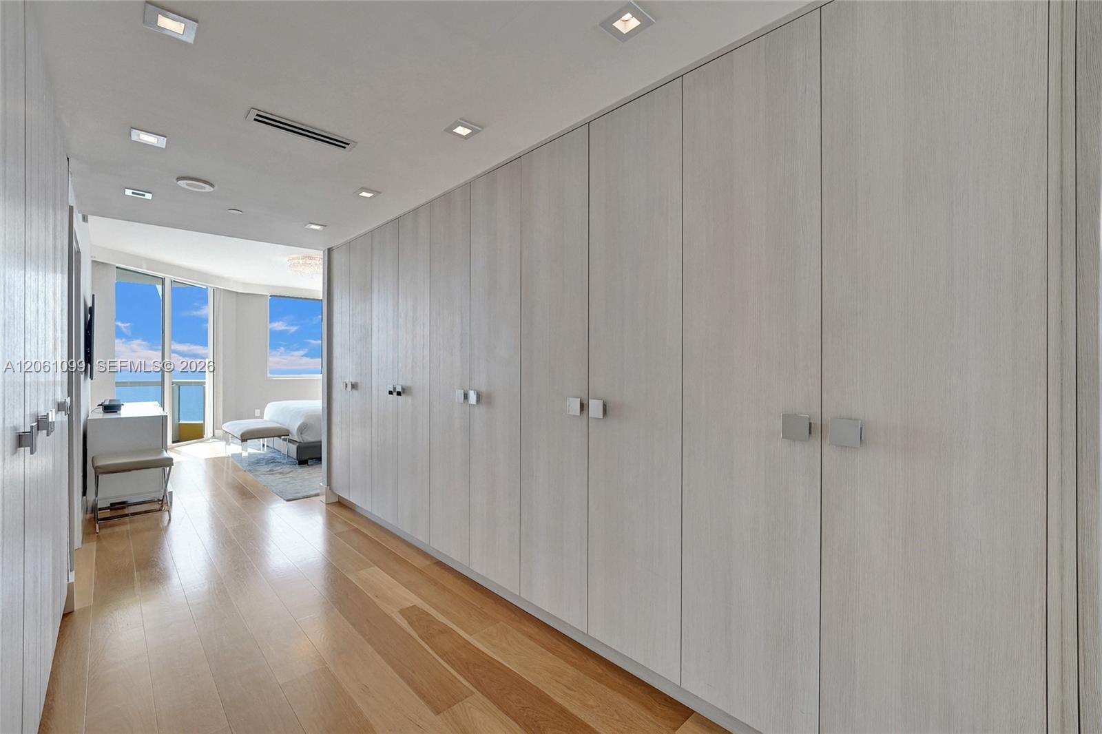 3201 4 / 4 2736 sq. ft. $ 2026-07-28 0 foto