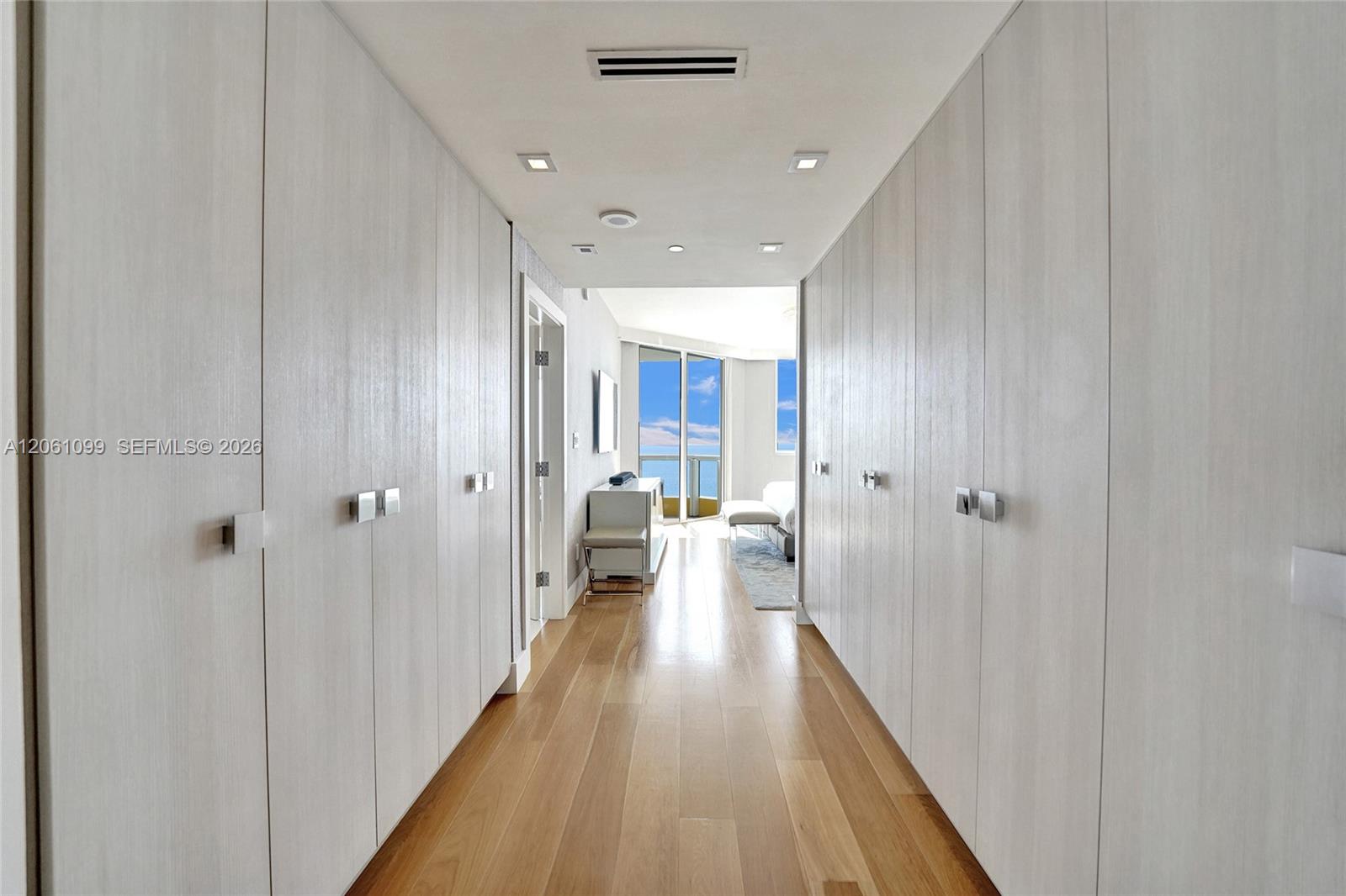 3201 4 / 4 2736 sq. ft. $ 2026-07-28 0 foto