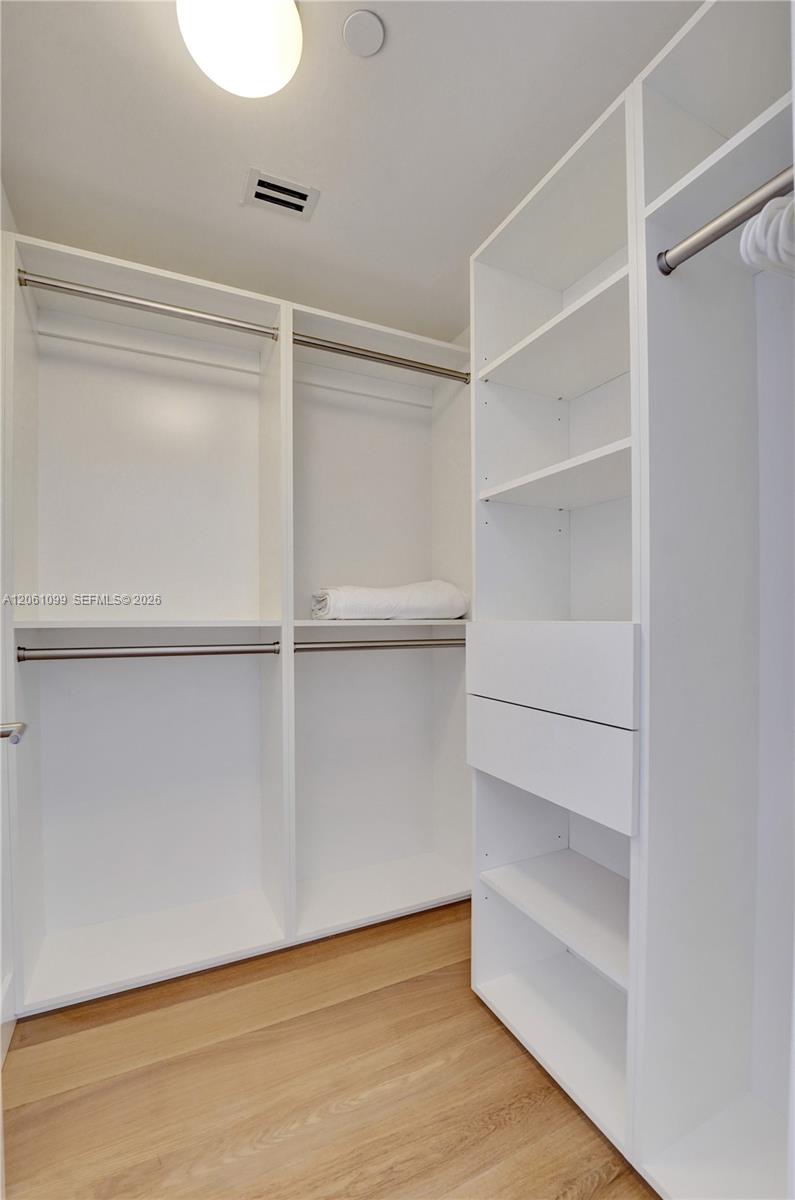 3201 4 / 4 2736 sq. ft. $ 2026-07-28 0 foto